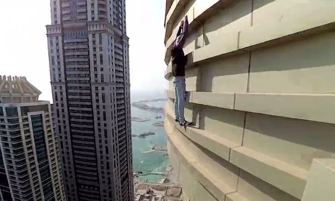 Thot tim nhiep anh gia tay khong leo treo toa o nha cao 77 tang hinh anh