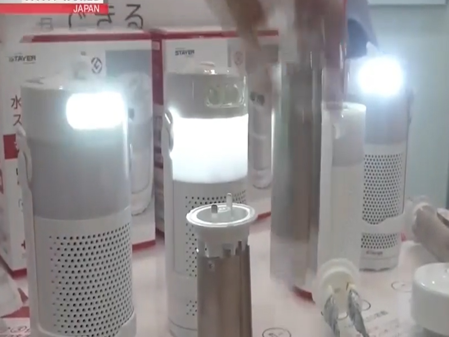 Cach sac pin dien thoai khan cap trong luc thien tai hinh anh