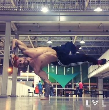 Van dong vien nang ca nguoi chi bang mot tay hinh anh