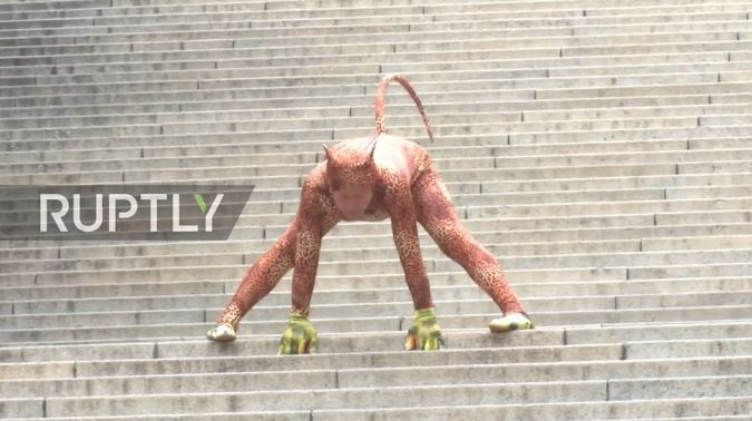 Ong cu tap the duc bang cach hoa than thanh bao hinh anh