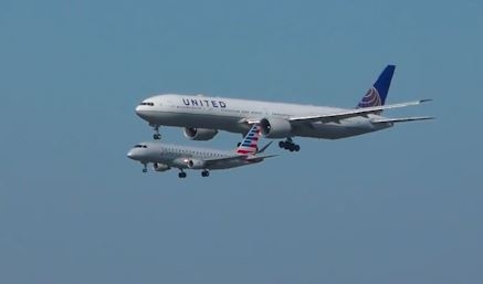 Hai chiec may bay ha canh song song deu nhu dien tap hinh anh