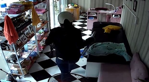 Nhan vien di quen khoa cua bi 'nu quai' dot nhap, an trom laptop hinh anh