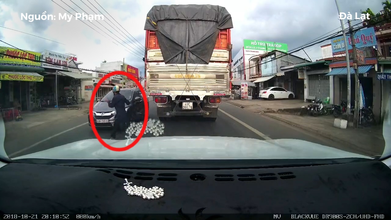 Qua duong au, nguoi di bo bi tong nga ra duong hinh anh