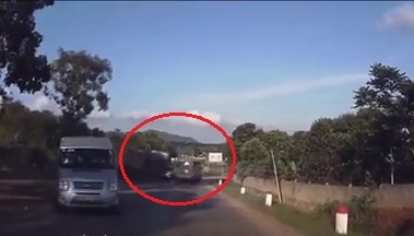 Tranh xe khach, xe tai dam sam vao oto con, lat nhao ra duong hinh anh