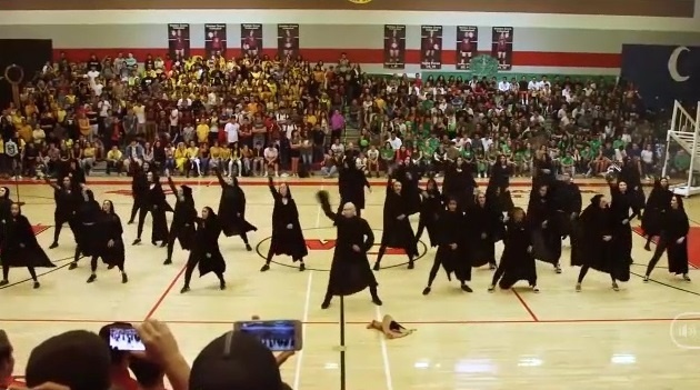 Bai nhay flashmob tai hien lai cac su kien trong phim Harry Potter hinh anh