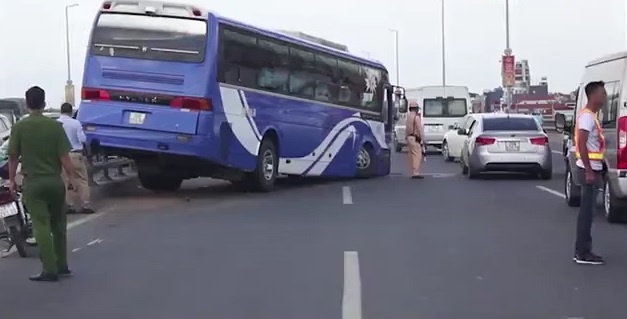 Xe khach bi tai nan tren cau Nhat Tan, nhieu nguoi kho so ra san bay hinh anh