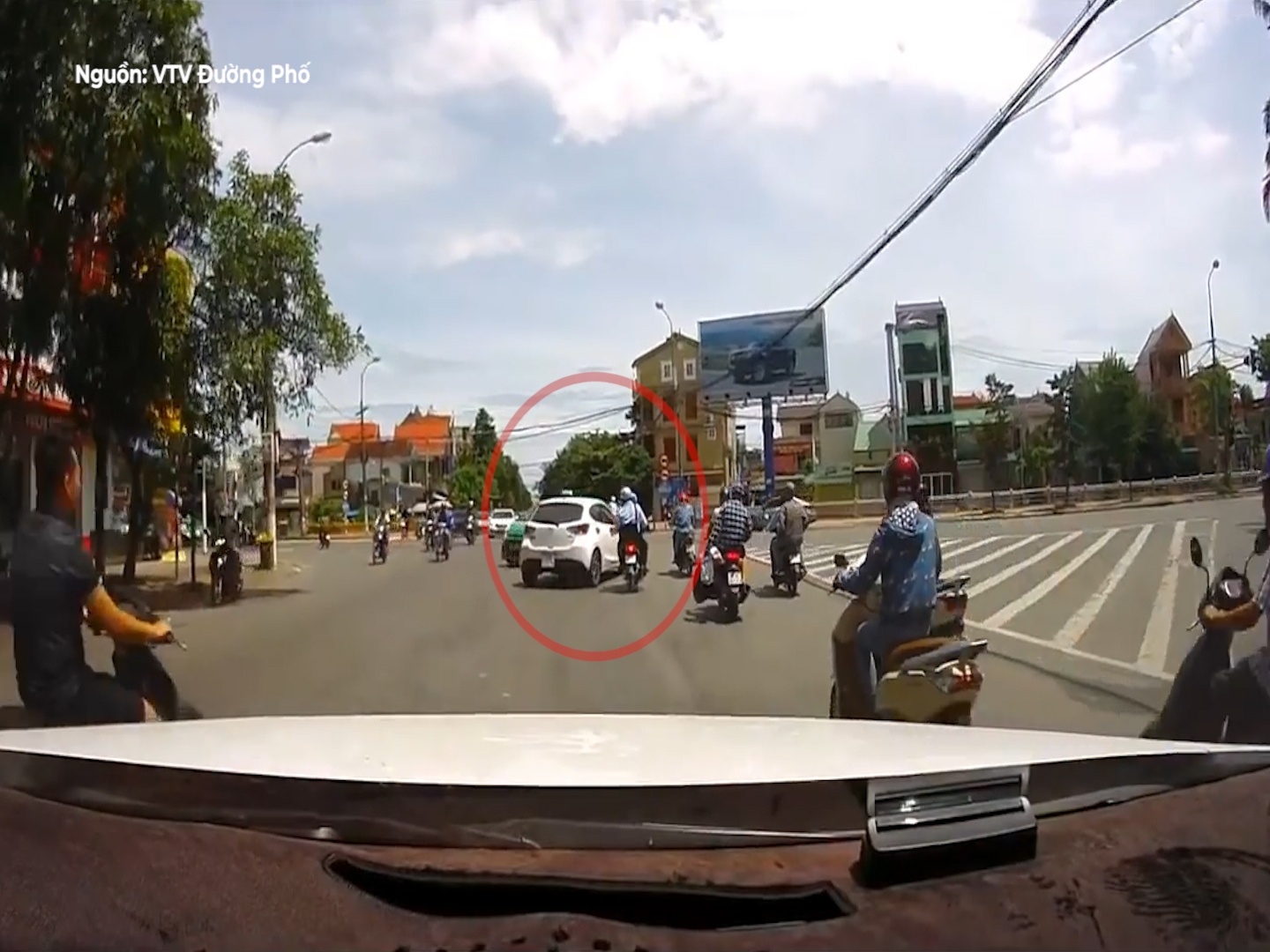 Oto tat dau, huc vang xe may ra mat duong hinh anh