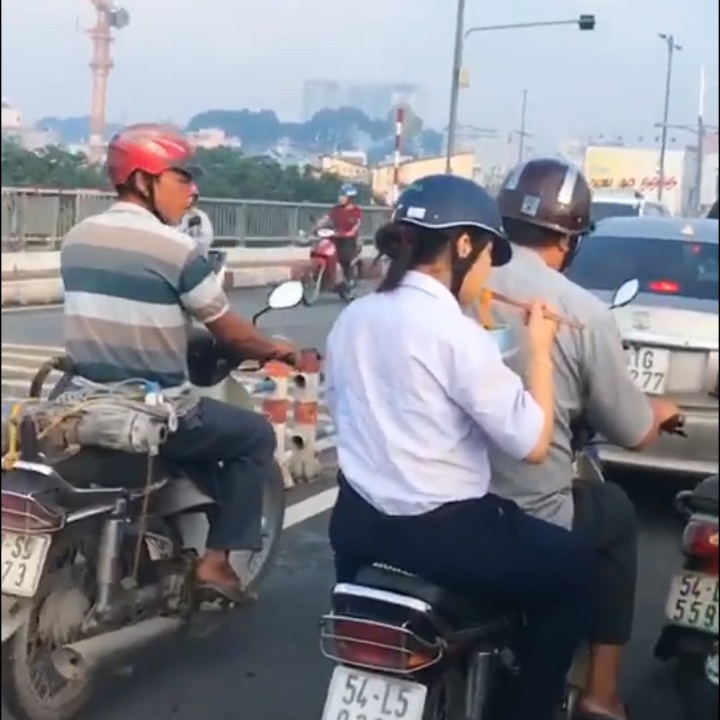 Nu sinh dem to my vua di vua an tren xe hinh anh