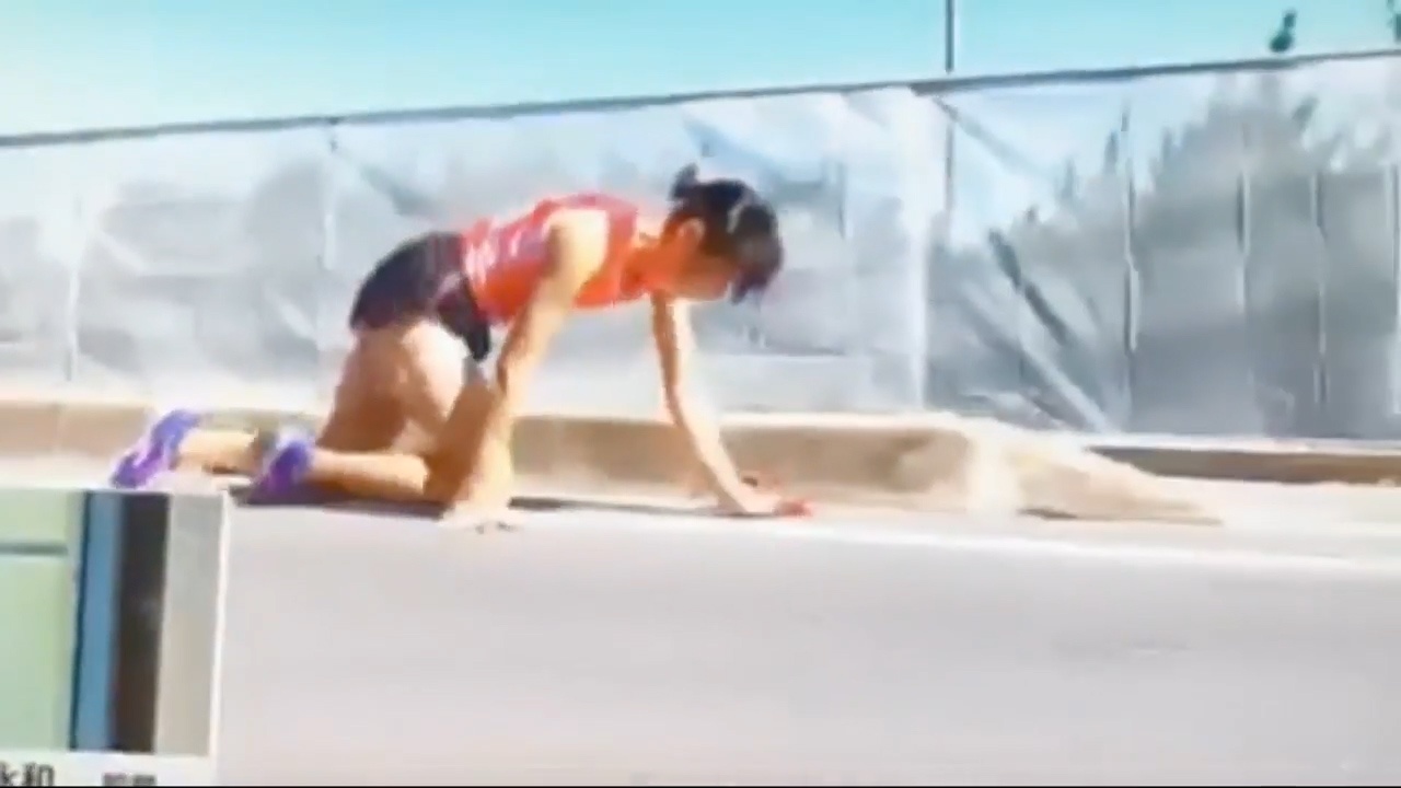 Bi duoi suc, tay dua bo 200 m de chuyen bang tiep suc cho dong doi hinh anh