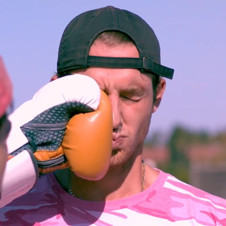 Khuon mat 'bien dang' khi bi dam duoi goc may quay cham hinh anh