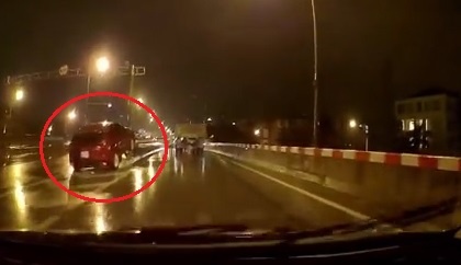 Mat lai duoi troi mua dem, nu tai xe dam oto vao dai phan cach hinh anh