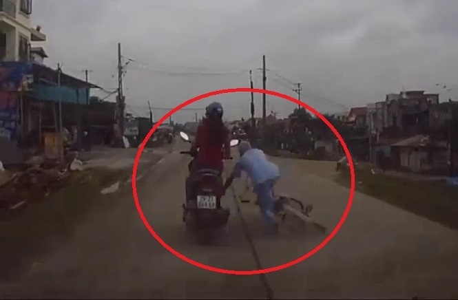 Cu ong bat ngo tu nga ra duong, suyt bi xe may chen qua hinh anh