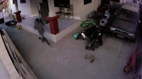 Khoanh khac dong dat, song than cung luc ap vao nha dan o Indonesia hinh anh