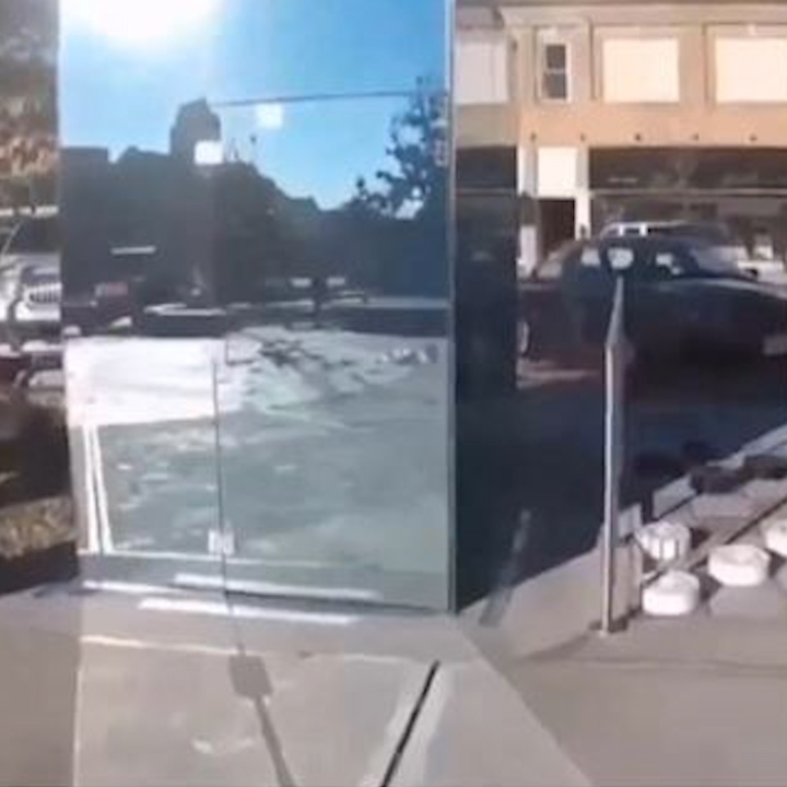 Nha ve sinh trong suot doc dao o Montreal, Canada hinh anh