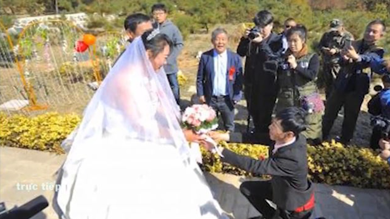 Cap doi to chuc dam cuoi o nghia trang va ly do dac biet hinh anh