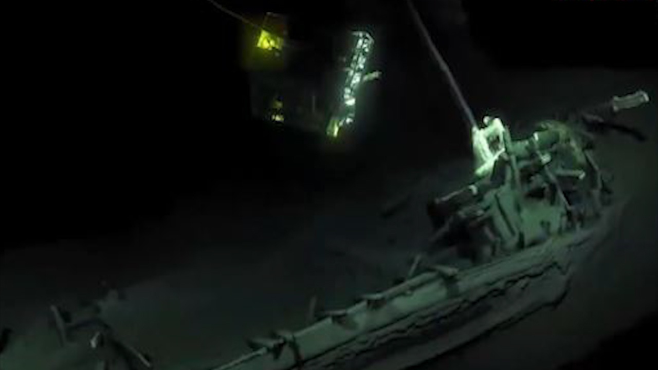 Xac tau dam hon 2.400 nam nguyen ven duoi day bien Den hinh anh