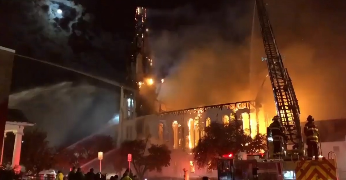 Bi set danh trung, nha tho 150 tuoi chay rui o My hinh anh