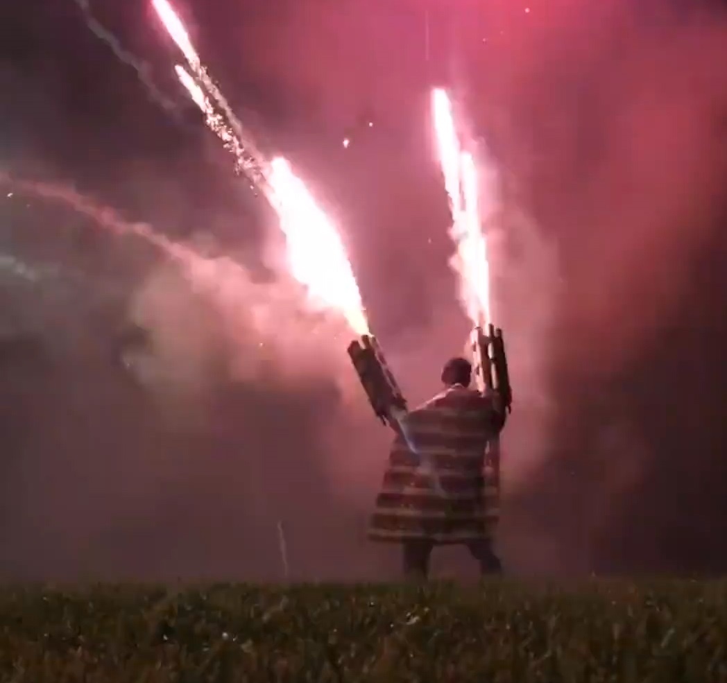 Chang trai che sung ban phao bong, ban nhu Rambo hinh anh