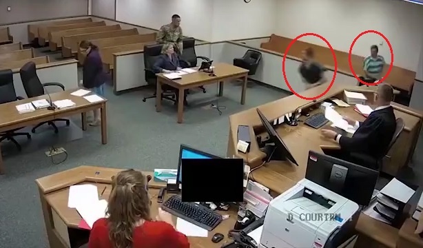 Tham phan truy duoi 2 bi cao bo tron trong luc dang xet xu o My hinh anh