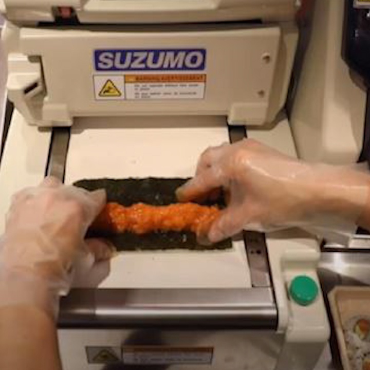 May cuon 400 cuon sushi chi trong 1 gio hinh anh