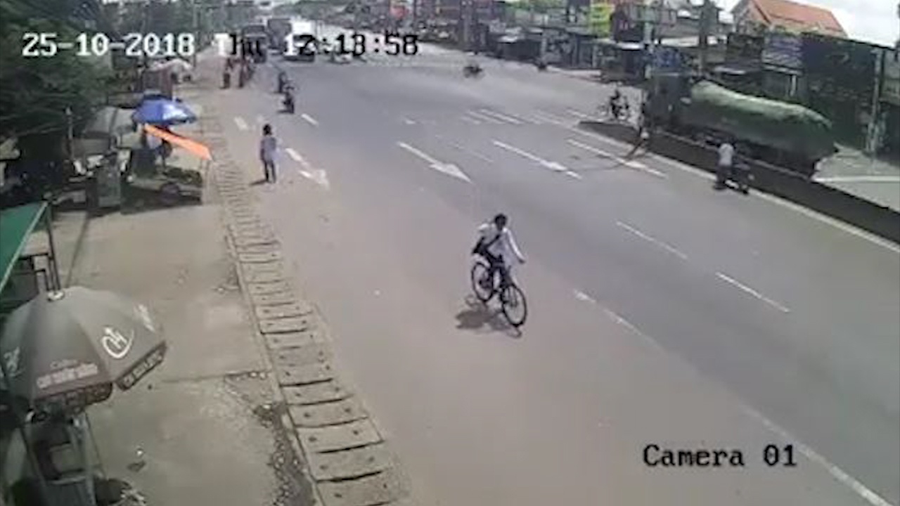 Xe tai vuot den do, tong vao hai nguoi di xe dap hinh anh