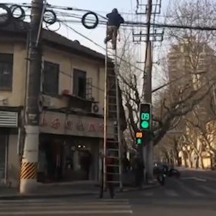 Om thang cheo leo de sua dien tai Trung Quoc hinh anh