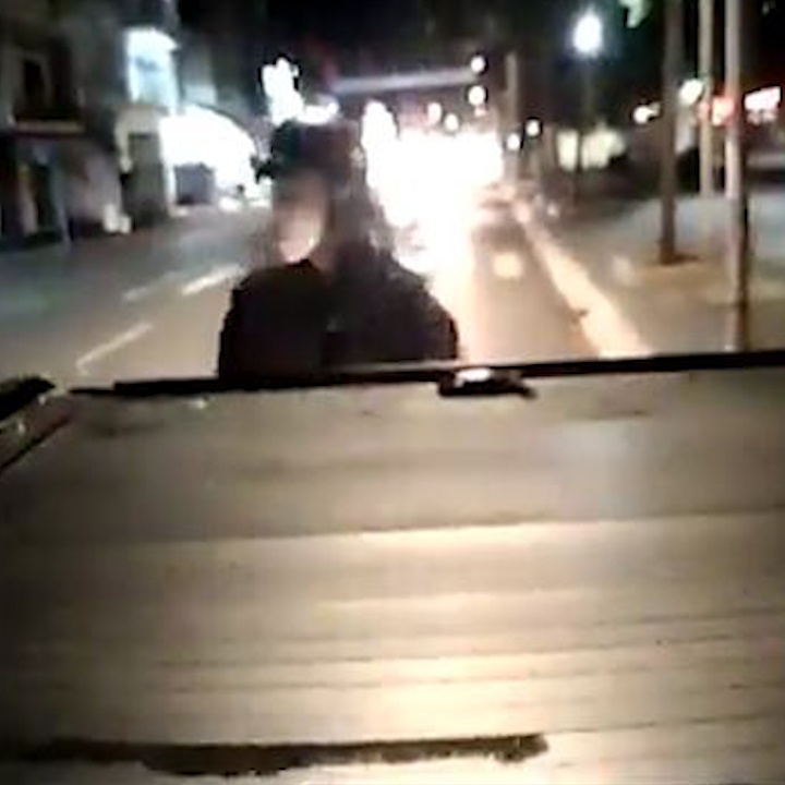 Xe may tong dap mat vao xe ban tai hinh anh