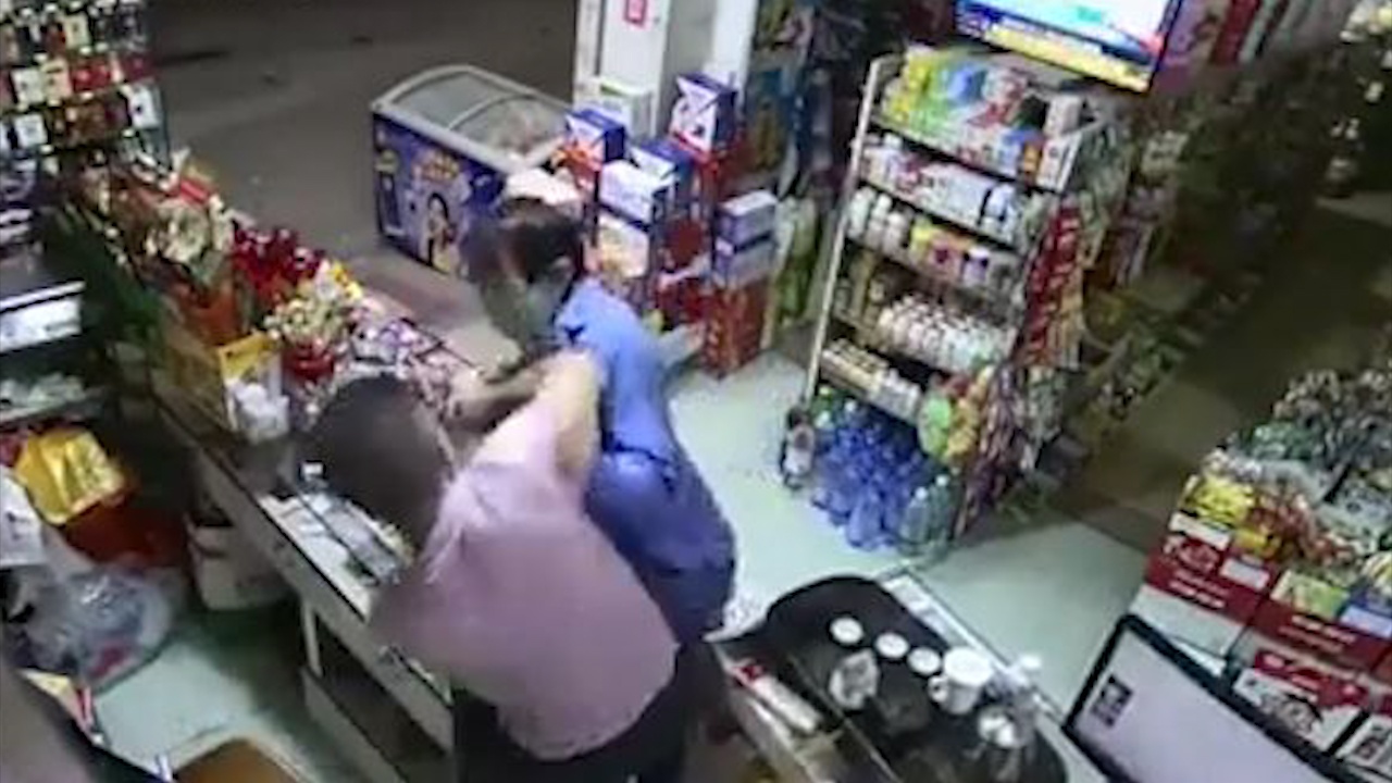 Gia mua hang dinh cuop nhung bi chu quan danh duoi o Trung Quoc hinh anh