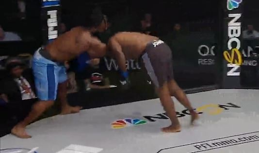 Vo si Muhammed DeReese ra don khien doi thu treo co hinh anh