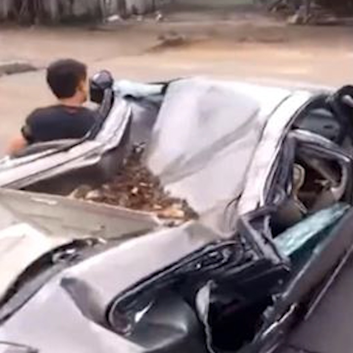 Nguoi dan ong lai oto 'phe lieu' chay bang bang hinh anh