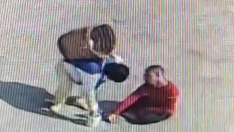 Nguoi phu nu lay tien cua thanh nien an xin giua pho hinh anh