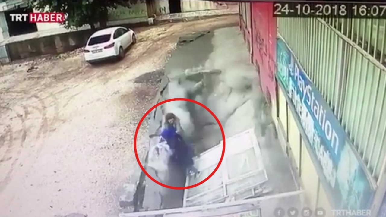 Via he sap khien hai co gai bi roi xuong long dat hinh anh