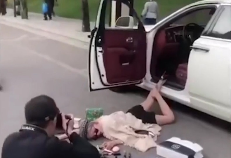 Khuyen khich cong chuc dang anh 'nga sap mat' o Trung Quoc hinh anh