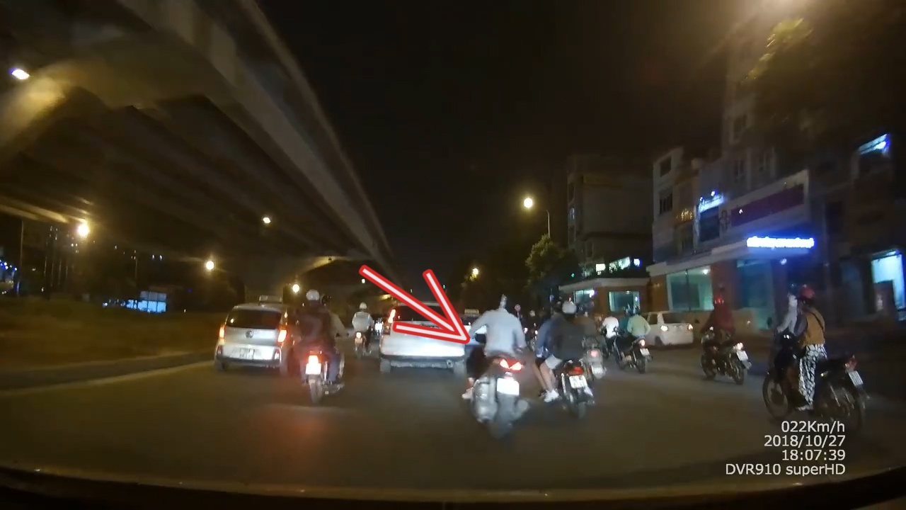 Chang trai nam 'do duong' vi lai xe lang lach nhu trong phim hinh anh