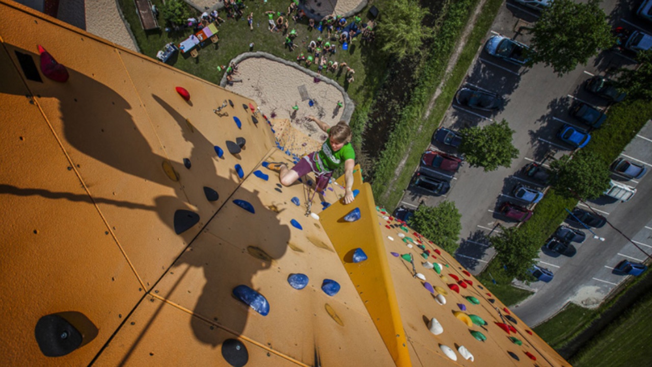 Chinh phuc buc tuong cao 37m tai Ha Lan hinh anh