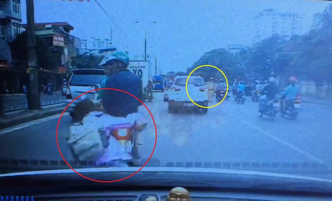 Nhay xuong xe khi gap CSGT, co gai suyt bi bi oto dam hinh anh