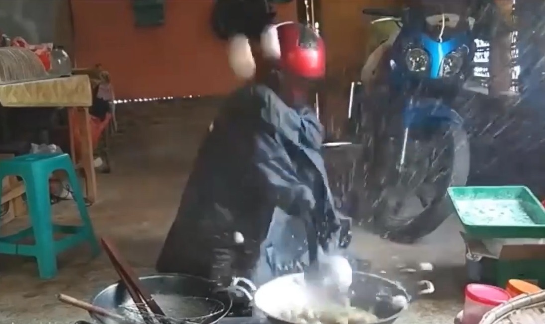 Hai huoc 'dau bep' mac du do bao ho de chien ca hinh anh