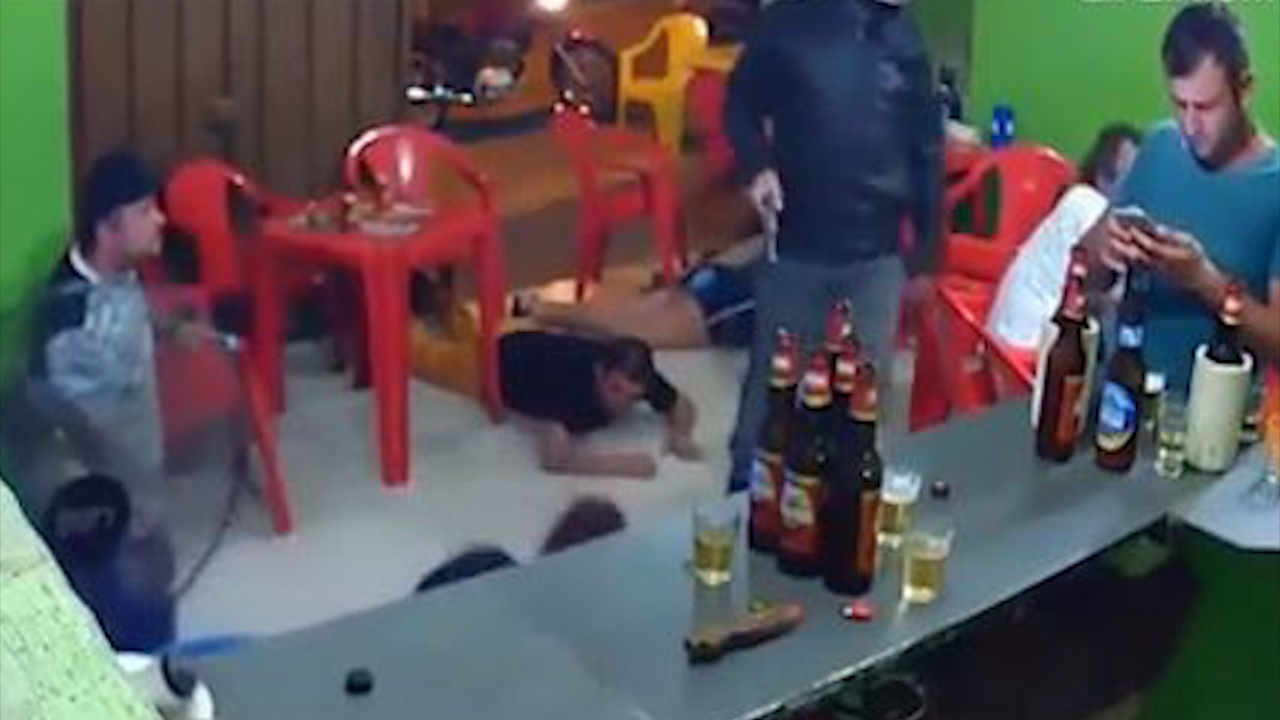 Mai xem dien thoai, nguoi khach khong nhan ra quan dang bi cuop hinh anh