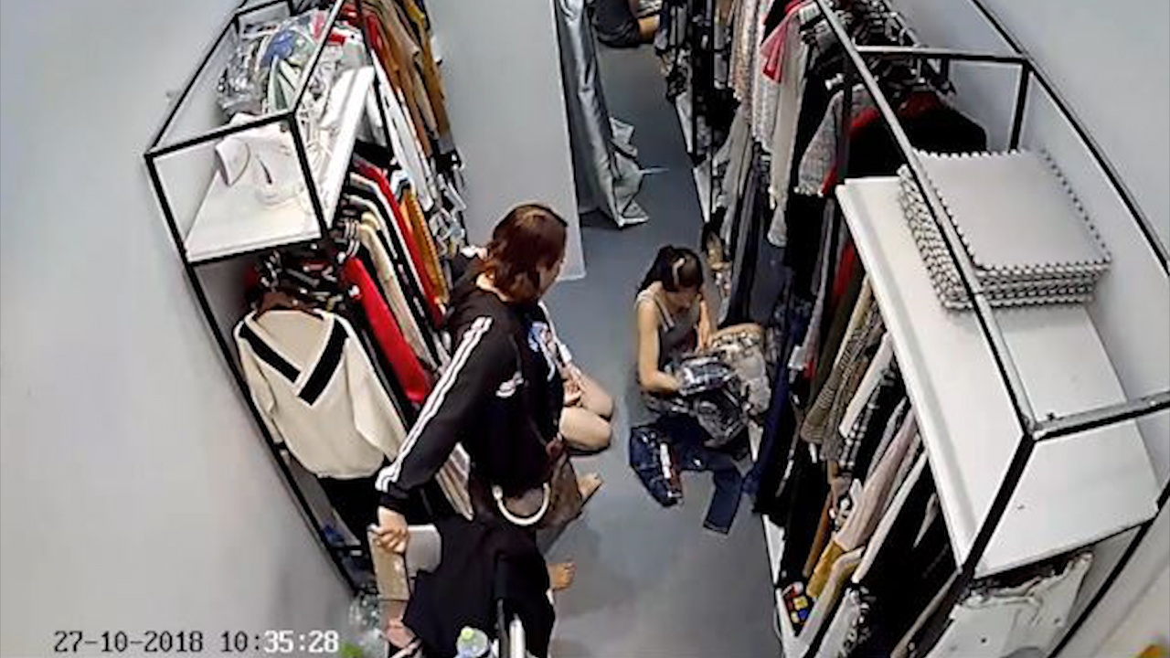 Nguoi phu nu than nhien an cap vi tien hon 20 trieu dong hinh anh