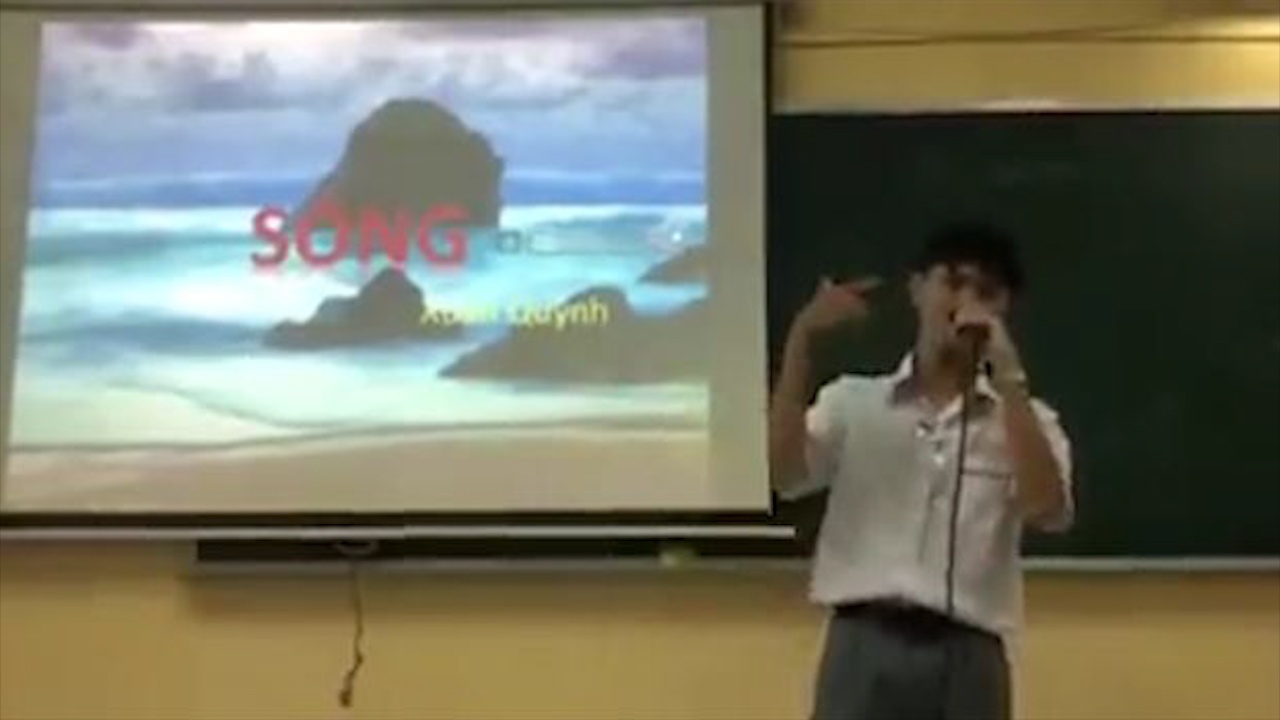 Nam sinh cap 3 doc bai Song cua Xuan Quynh theo phong cach rap hinh anh