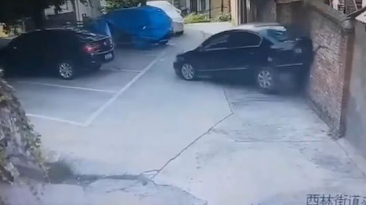 Tai xe Trung Quoc do xe huc lien tiep 3 oto hinh anh