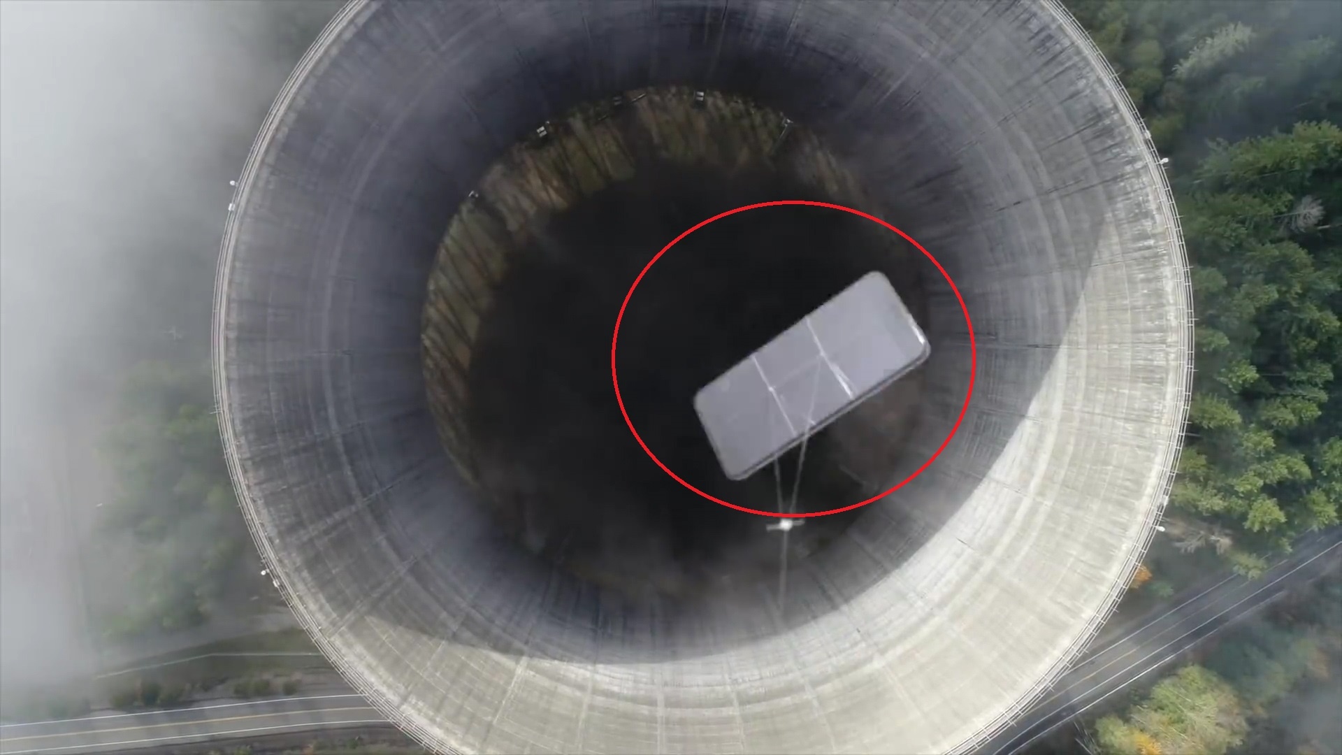 Man tha roi iPhone XS Max xuong lo phan ung hat nhan hinh anh