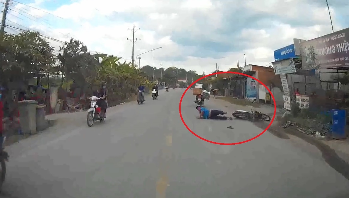 Cho hang cong kenh, xe may va quet khien mot nguoi nga lan ra duong hinh anh