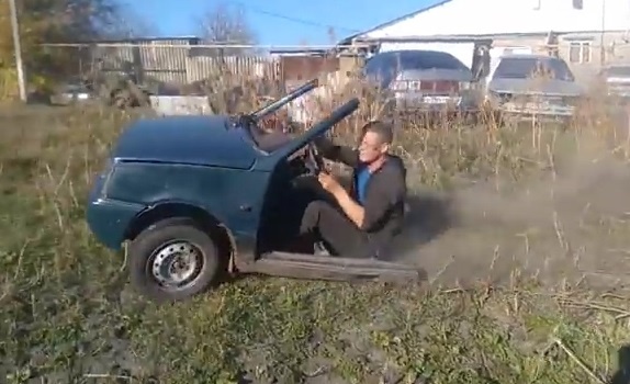 Tai xe lai oto 'hai banh' chay bon bon hinh anh