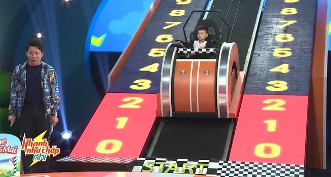 Tran Thanh 'dung hinh' vi man doi dap thong minh cua be 5 tuoi hinh anh