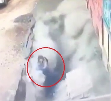 Hai phu nu roi tot xuong 'ho tu than' khong lo o Tho Nhi Ky hinh anh