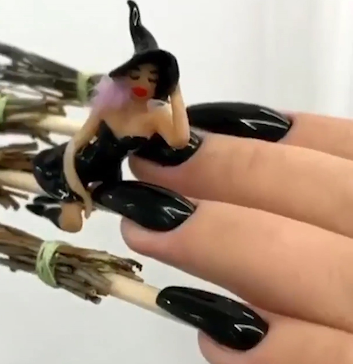 Mong tay phu thuy doc dao cho le Halloween hinh anh