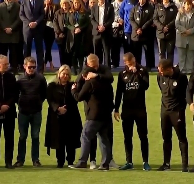 Giay phut cac thanh vien cua Leicester City tuong niem Chu tich Vichai hinh anh