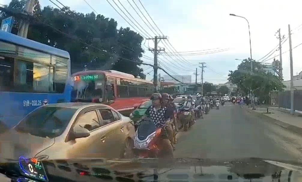 Tai xe oto 'ep' hang loat xe may chay ve dung lan hinh anh