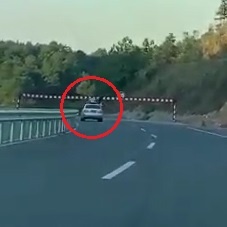 Ngoi tren cua so troi oto, cau be dap dau vao thanh gioi han chieu cao hinh anh